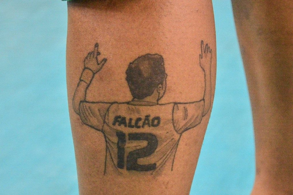 Com homenagem tatuada, torcedor se emociona ao ver Falcão