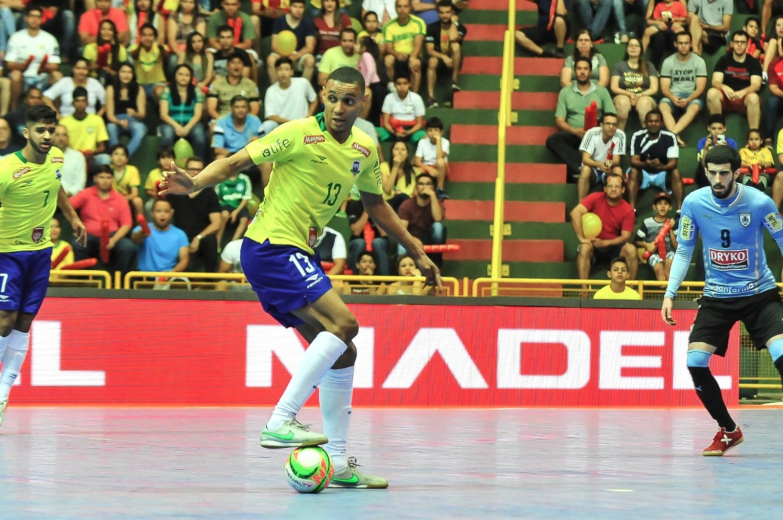 Estreante na seleção de futsal, Daniel Alves celebra gol da vitória: “Inimaginável” – LNF - Portal Oficial da Liga Nacional de Futsal